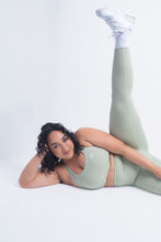 Load image into Gallery viewer, AMOR SPRING FLING GREEN LEGGINGS

